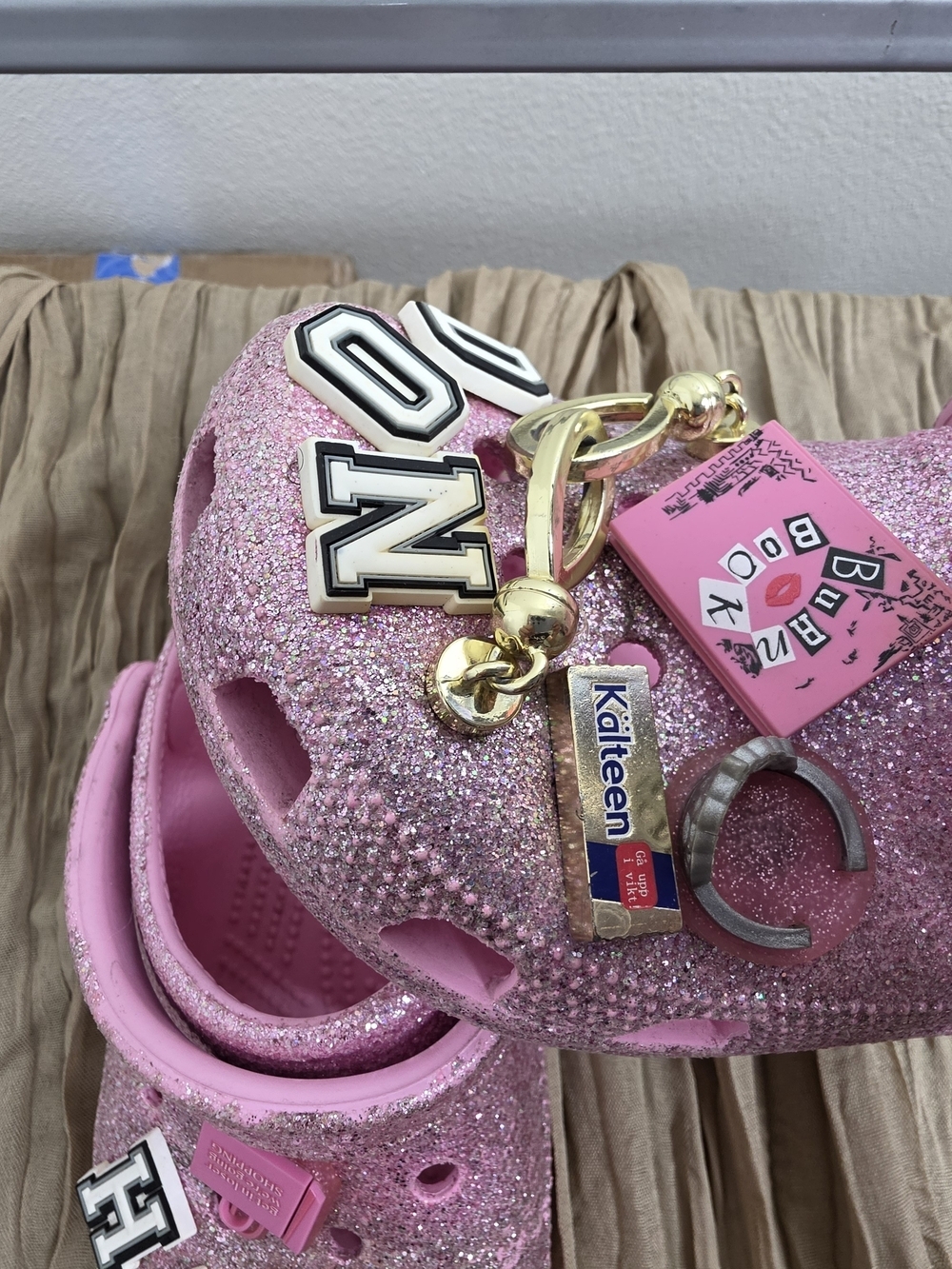 Crocs Mean Girls Pink Glitter Classic Clogs Women’s 7 Men’s 5 - Picture 11 of 16
